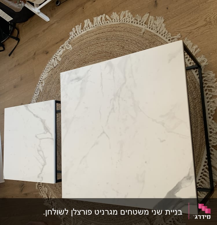 שולחנות שיש לבנים עם רגלי מתכת שחורות